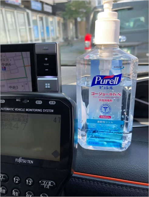 画像：アルコール消毒液をタクシー車内に搭載